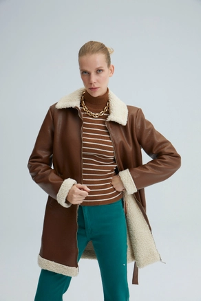 A model wears 33923 - Leather Coat With Furry, wholesale undefined of Touche Prive to display at Lonca