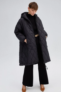 Veleprodajni model oblačil nosi 33924 - Quilted Long Coat, turška veleprodaja Plašč od Touche Prive