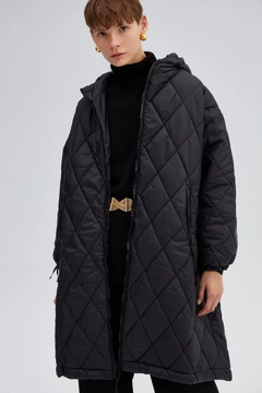 Bir model, Touche Prive toptan giyim markasının 33924 - Quilted Long Coat toptan Kaban ürününü sergiliyor.