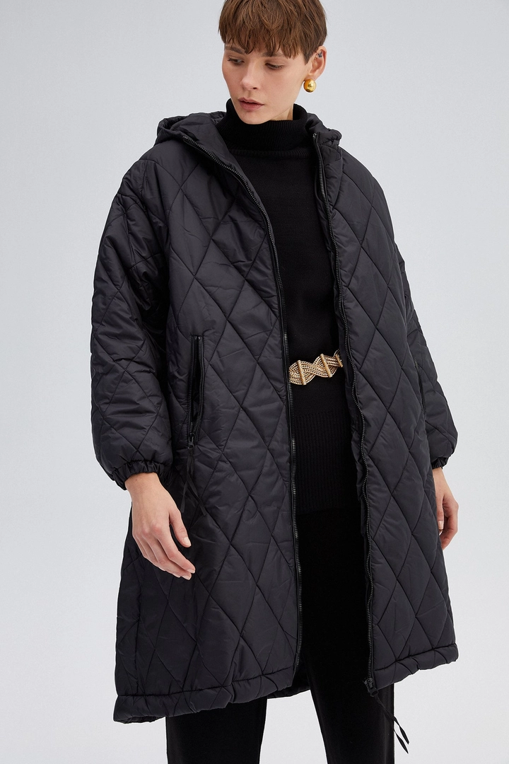 Ein Bekleidungsmodell aus dem Großhandel trägt 33924 - Quilted Long Coat, türkischer Großhandel Mantel von Touche Prive