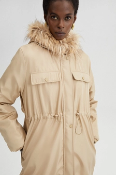 Un mannequin de vêtements en gros porte 33926 - Frilled Jacket, Manteau en gros de Touche Prive en provenance de Turquie
