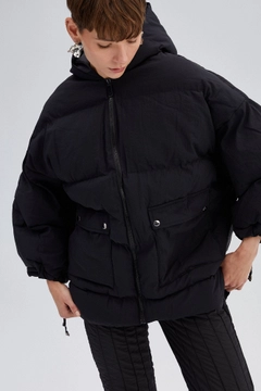 Bir model, Touche Prive toptan giyim markasının 33933 - Hooded Oversize Puffer Jacket toptan Kaban ürününü sergiliyor.