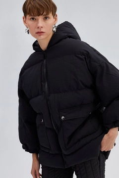 Una modella di abbigliamento all'ingrosso indossa 33933 - Hooded Oversize Puffer Jacket, vendita all'ingrosso turca di Cappotto di Touche Prive