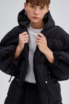 A model wears 33933 - Hooded Oversize Puffer Jacket, wholesale undefined of Touche Prive to display at Lonca