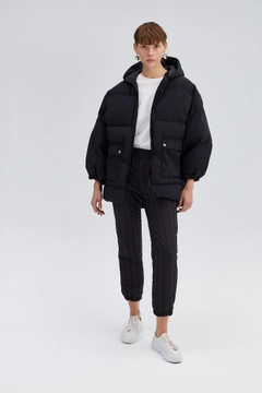 Ένα μοντέλο χονδρικής πώλησης ρούχων φοράει 33933 - Hooded Oversize Puffer Jacket, τούρκικο Σακάκι χονδρικής πώλησης από Touche Prive