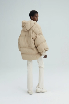 Un mannequin de vêtements en gros porte 33935 - Hooded Oversize Puffer Jacket, Manteau en gros de Touche Prive en provenance de Turquie