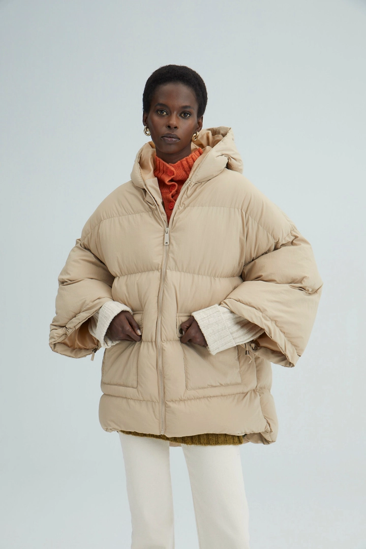 Ένα μοντέλο χονδρικής πώλησης ρούχων φοράει 33935 - Hooded Oversize Puffer Jacket, τούρκικο Σακάκι χονδρικής πώλησης από Touche Prive