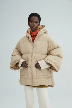 A model wears 33935 - Hooded Oversize Puffer Jacket, wholesale Coat of Touche Prive to display at Lonca