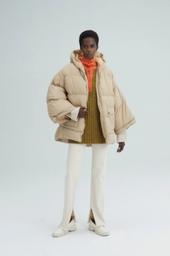 Ein Bekleidungsmodell aus dem Großhandel trägt 33935 - Hooded Oversize Puffer Jacket, türkischer Großhandel Mantel von Touche Prive