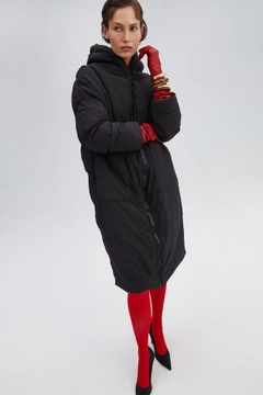 Una modelo de ropa al por mayor lleva 33936 - Oversize Maxi Puffer Jacket, Abrigo turco al por mayor de Touche Prive