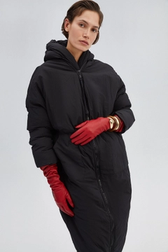 Een kledingmodel uit de groothandel draagt 33936 - Oversize Maxi Puffer Jacket, Turkse groothandel Jas van Touche Prive