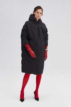 A wholesale clothing model wears 33936 - Oversize Maxi Puffer Jacket, Turkish wholesale Coat of Touche Prive