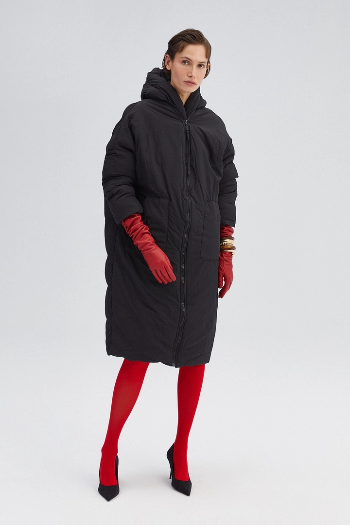 Ein Bekleidungsmodell aus dem Großhandel trägt 33936 - Oversize Maxi Puffer Jacket, türkischer Großhandel Mantel von Touche Prive