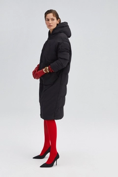 Ένα μοντέλο χονδρικής πώλησης ρούχων φοράει 33936 - Oversize Maxi Puffer Jacket, τούρκικο Σακάκι χονδρικής πώλησης από Touche Prive