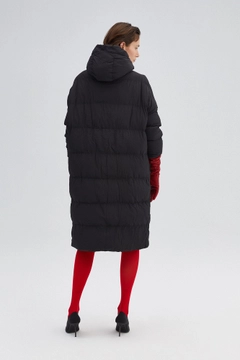 Un mannequin de vêtements en gros porte 33936 - Oversize Maxi Puffer Jacket, Manteau en gros de Touche Prive en provenance de Turquie