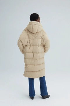 Een kledingmodel uit de groothandel draagt 33937 - Oversize Maxi Puffer Jacket, Turkse groothandel Jas van Touche Prive