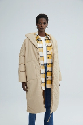 A model wears 33937 - Oversize Maxi Puffer Jacket, wholesale Coat of Touche Prive to display at Lonca