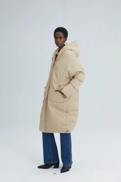 Una modelo de ropa al por mayor lleva 33937 - Oversize Maxi Puffer Jacket, Abrigo turco al por mayor de Touche Prive