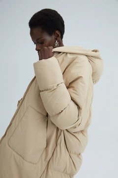 Ein Bekleidungsmodell aus dem Großhandel trägt 33937 - Oversize Maxi Puffer Jacket, türkischer Großhandel Mantel von Touche Prive