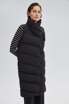 Ein Bekleidungsmodell aus dem Großhandel trägt 33938 - Asymmetric Puffer Vest, türkischer Großhandel Weste von Touche Prive