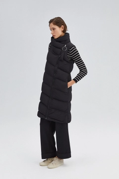 Een kledingmodel uit de groothandel draagt 33938 - Asymmetric Puffer Vest, Turkse groothandel Vest van Touche Prive