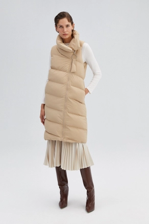 A model wears 33939 - Asymmetric Puffer Vest, wholesale Vest of Touche Prive to display at Lonca