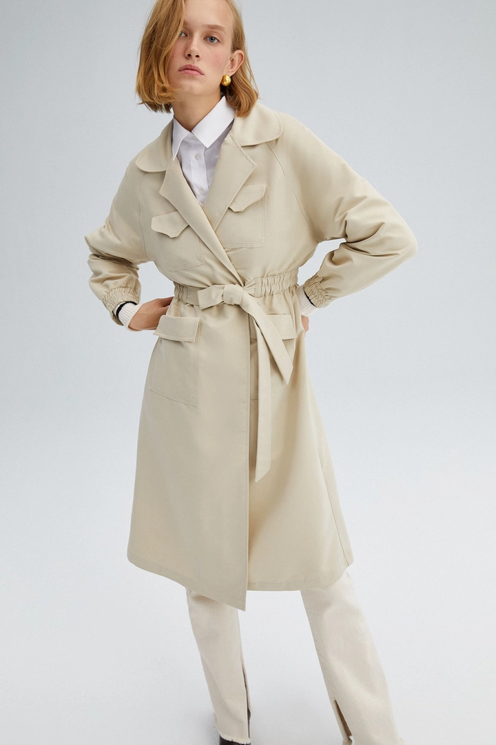 Bir model, Touche Prive toptan giyim markasının 34011 - Elastic Waisted Trenchcoat toptan Trençkot ürününü sergiliyor.