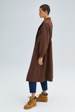 Ένα μοντέλο χονδρικής πώλησης ρούχων φοράει 34012 - Elastic Waisted Trenchcoat, τούρκικο Καπαρντίνα χονδρικής πώλησης από Touche Prive