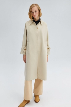 A wholesale clothing model wears 34013 - Raglan Sleeve Trenchcoat, Turkish wholesale Trenchcoat of Touche Prive