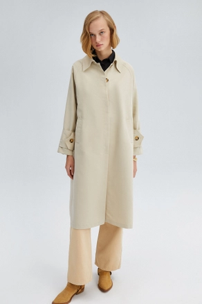 A model wears 34013 - Raglan Sleeve Trenchcoat, wholesale undefined of Touche Prive to display at Lonca