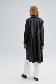 Ένα μοντέλο χονδρικής πώλησης ρούχων φοράει 34016 - Laced Faux Leather Trenchcoat, τούρκικο Καπαρντίνα χονδρικής πώλησης από Touche Prive