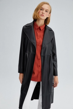 Ein Bekleidungsmodell aus dem Großhandel trägt 34016 - Laced Faux Leather Trenchcoat, türkischer Großhandel Trenchcoat von Touche Prive