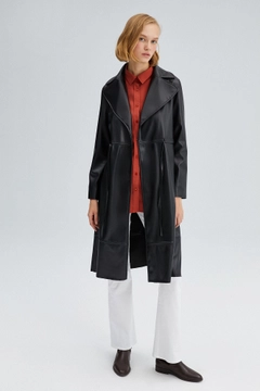 Una modella di abbigliamento all'ingrosso indossa 34016 - Laced Faux Leather Trenchcoat, vendita all'ingrosso turca di Impermeabile di Touche Prive