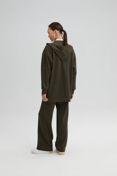 Una modelo de ropa al por mayor lleva 34025 - Sweatshirt Trousers Scuba Set, Traje turco al por mayor de Touche Prive