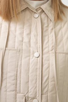 Ένα μοντέλο χονδρικής πώλησης ρούχων φοράει 34154 - Quilted Thin Jacket, τούρκικο Μπουφάν χονδρικής πώλησης από Touche Prive