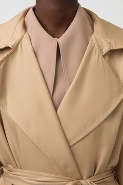 Bir model, Touche Prive toptan giyim markasının 34165 - Double Breasted Relaxed Trench Coat toptan Trençkot ürününü sergiliyor.