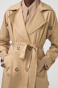 A wholesale clothing model wears 34165 - Double Breasted Relaxed Trench Coat, Turkish wholesale Trenchcoat of Touche Prive