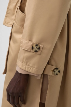 Bir model, Touche Prive toptan giyim markasının 34165 - Double Breasted Relaxed Trench Coat toptan Trençkot ürününü sergiliyor.