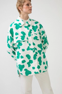 Bir model, Touche Prive toptan giyim markasının 34167 - Patterned Shirt With Pockets toptan Gömlek ürününü sergiliyor.