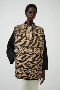 Ένα μοντέλο χονδρικής πώλησης ρούχων φοράει 34246 - Zebra Vest, τούρκικο Αμάνικο μπλουζάκι χονδρικής πώλησης από Touche Prive