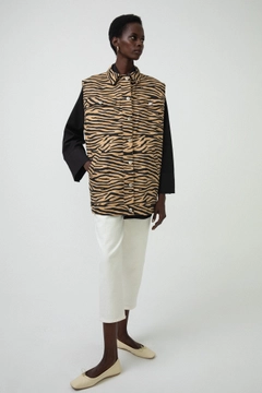 Ein Bekleidungsmodell aus dem Großhandel trägt 34246 - Zebra Vest, türkischer Großhandel Weste von Touche Prive