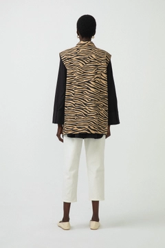 Bir model, Touche Prive toptan giyim markasının 34246 - Zebra Vest toptan Yelek ürününü sergiliyor.