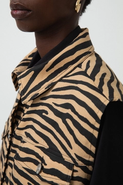 Una modella di abbigliamento all'ingrosso indossa 34246 - Zebra Vest, vendita all'ingrosso turca di Veste di Touche Prive