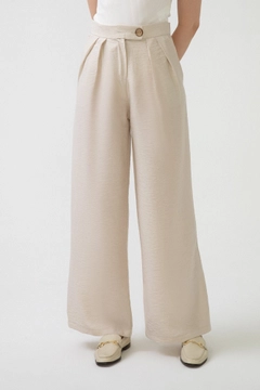 Bir model, Touche Prive toptan giyim markasının 34259 - Button Detailed Wide Leg Trousers toptan Pantolon ürününü sergiliyor.