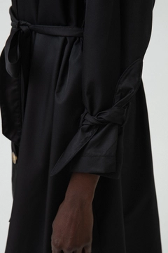 Bir model, Touche Prive toptan giyim markasının 34298 - Relax Trenchcoat toptan Trençkot ürününü sergiliyor.