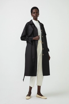 Een kledingmodel uit de groothandel draagt 34298 - Relax Trenchcoat, Turkse groothandel Trenchcoat van Touche Prive