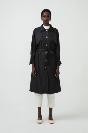 A model wears 34298 - Relax Trenchcoat, wholesale undefined of Touche Prive to display at Lonca