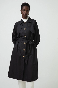 Ein Bekleidungsmodell aus dem Großhandel trägt 34298 - Relax Trenchcoat, türkischer Großhandel Trenchcoat von Touche Prive