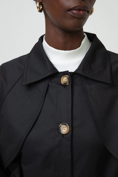 Ein Bekleidungsmodell aus dem Großhandel trägt 34298 - Relax Trenchcoat, türkischer Großhandel Trenchcoat von Touche Prive