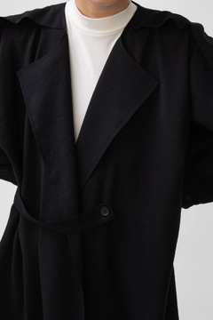 Een kledingmodel uit de groothandel draagt 34208 - Button Detailed Cupra Midi Jacket, Turkse groothandel Jasje van Touche Prive